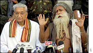 VHP leader Ashok Singhal and Paramhans Ramchandra Das, leader of the committee to  build a temple at Ayodhya