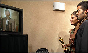 Halle Berry and huisband Eric Benet watch Denzel Washington's speech
