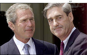 FBI director Robert Mueller (r) with US President George W Bush