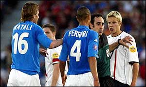 England's Alan Smith (right) and Italy's Matteo Ferrari are held apart