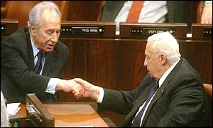 Israeli Foreign Minister shakes hands with Prime Minister Ariel Sharon after the vote in the Knesset