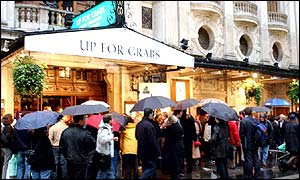 Fans queue to see Madonna