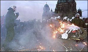 Anarchists set fire to a shopping trolley outside Berlin Cathedral