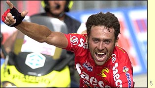Gilberto Simoni crosses the line to take stage 11
