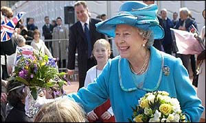 The Queen accepts flowers at Glasgow's George Square