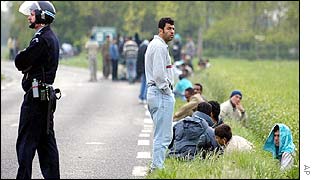 Police and refugees at Sangatte