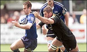 Hodgson is collared by Wasps' Simon Shaw