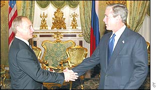 President Putin shakes hands with President Bush