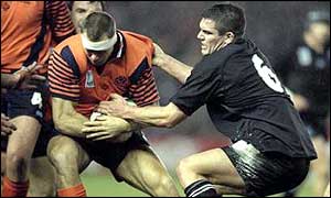 Reuben Thorne tackles Scotland's Stuart Grimes