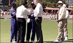 Arjuna Ranatunga protests at umpire Ross Emerson's decision