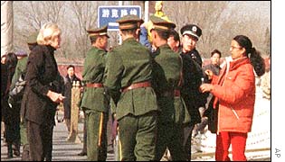 Chinese arrest Falun Gong protesters in March 2002