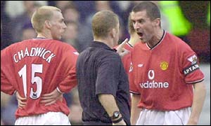 Roy Keane arguing with a referee 