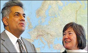 Prime Minister Wickramasinghe with UK Minister for International Development Claire Short