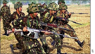 Indian troops on border with Pakistan