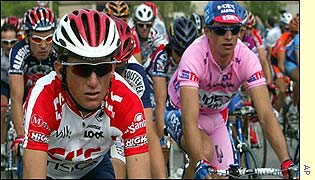 American Tyler Hamilton (left) and Giro leader Paolo Savoldelli