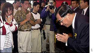 Taiwanese President Chen Shui-bian (right) joins mourners