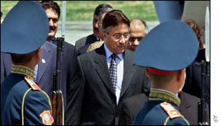 General Musharraf (centrte)