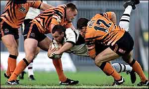 Steve McCurrie is tackled by the Tigers defence