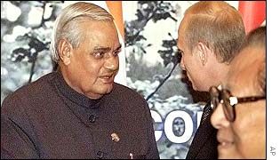 Vladimir Putin (R) talks to Prime Minister Vajpayee (L)