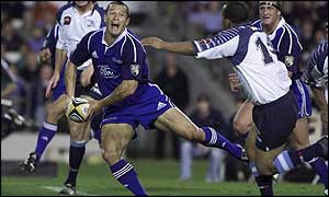 Carlos Spencer in action for the Auckland Blues in the Super 12