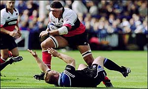 Abdel Benazzi on the charge for Saracens