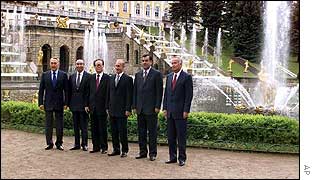 Shanghai bloc leaders pose for photos at Peterhof, outside St Petersburg