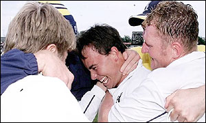 Warwickshire will face Essex in the final after their one-wicket win