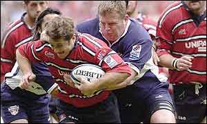 Bristol prop Darren Crompton tries to stop Gloucester's scrum-half Andy Gomarsall 
