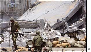 Israeli troops outside Arafat's compound in Ramallah