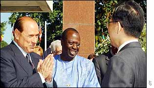 Italian Prime Minister Silvio Berlusconi (l) with FAO director Jacques Diouf and an unidentified Chinese delegate