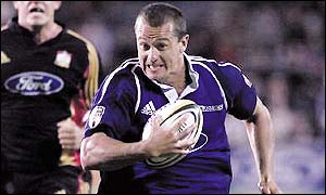 Carlos Spencer in action for Super 12 side Auckland Blues