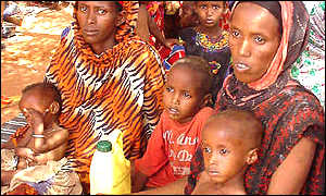 Ethiopians waiting for food aid in 2000