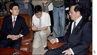 South Korean Deputy Foreign Minister Kim Hang-kyoung(r) and Chinese ambassador Li Bin (left) 
