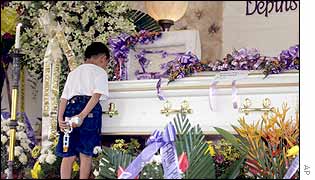 Ediborah Yap's son views her coffin, 12 June 2002