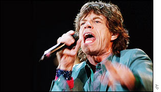Mick Jagger performs on the Bridges to Babylon tour