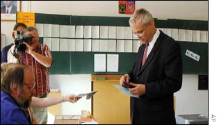 Social Democrat leader Vladimir Spidla voting