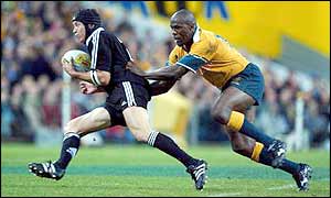 Australia's Wendell Sailor chases New Zealand's Bruce Reihana 