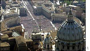 Crowds in St Peter's Square