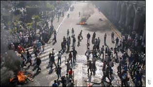 Initial riots in the Plaza de Armas