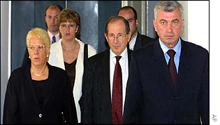 Prosecutor Carla del Ponte with the chairman of the joint Bosnian presidency, Beriz Belkic, and other officials