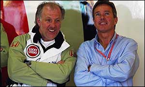Dave Richards chats to Villeneuve's manager Craig Pollock at the Australian Grand Prix