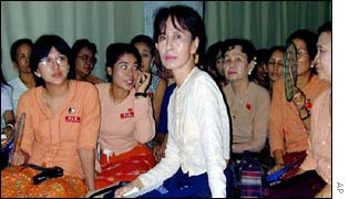 Aung San Suu Kyi (r)