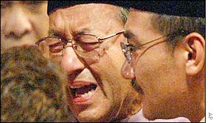 Mahathir Mohamad weeps as he announces his resignation
