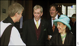 Peter O'Toole, second left, and his sister Patricia O'Toole Coombs, right and Stephen Fry