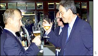 Russian President Vladimir Putin toasts British Prime Minister Tony Blair