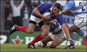 Sebastian Chabal takes on the Argentina defence