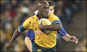 Australia's Wendell Sailor runs at the French defence