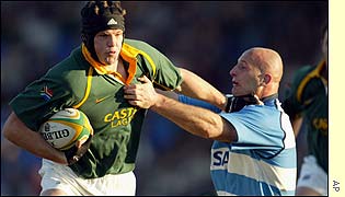 South Africa's Joe van Niekerk (left) holds off Argentina's Ronaldo Martin