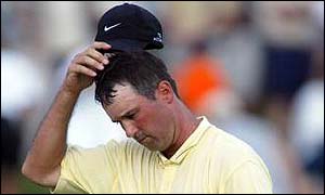 Glen Hnatiuk misses a birdie putt at the 18th hole in his third round
