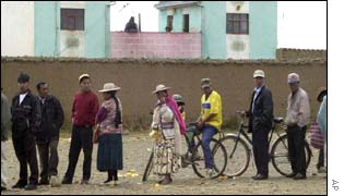 Bolivians queuing to vote